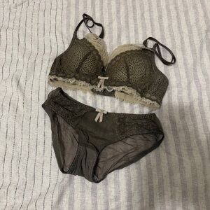 Elegant Lace Trimmed Bra and Panty Set (34B, XS-S)